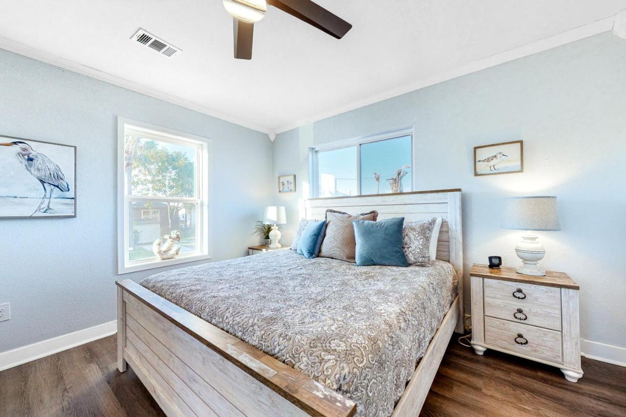 Villa Oasis By The Bay-Upstairs Unit Galveston Esterno foto